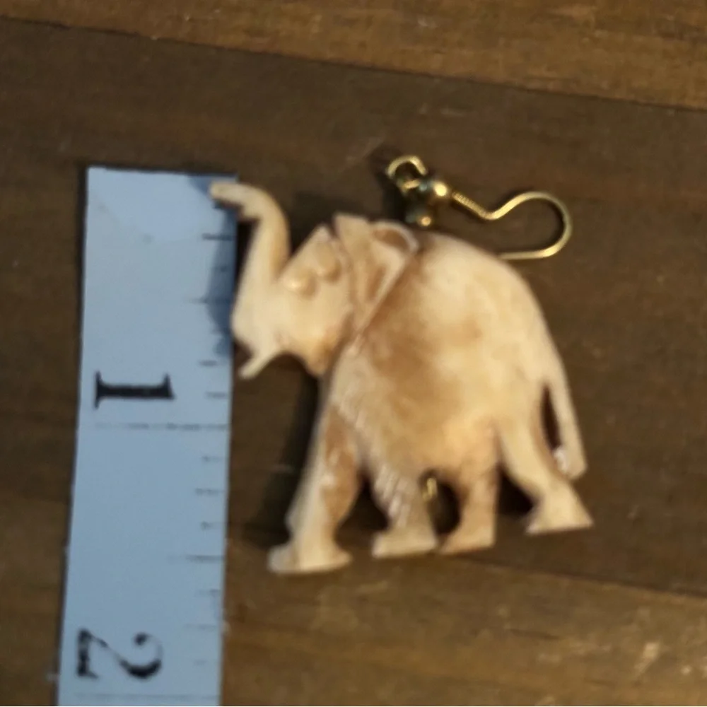 Vintage carved bone elephant dangle earrings - Picture 5 of 5